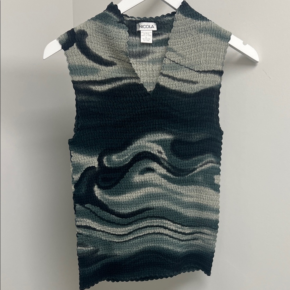 NICOLA Abstract Print Pleated Top